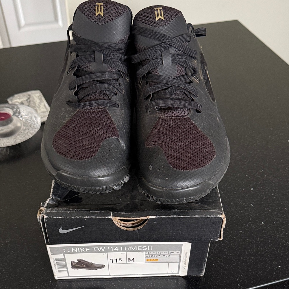 Nike Men's Black Mesh Athletic Shoes